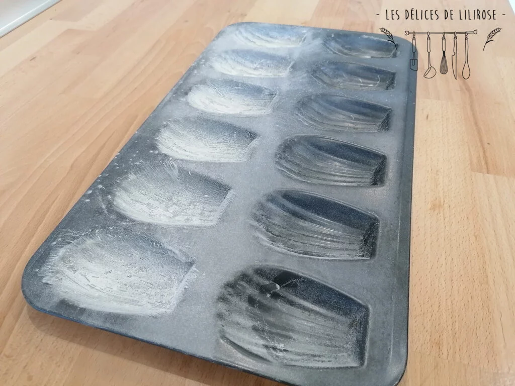Chemisage du moule à madeleines