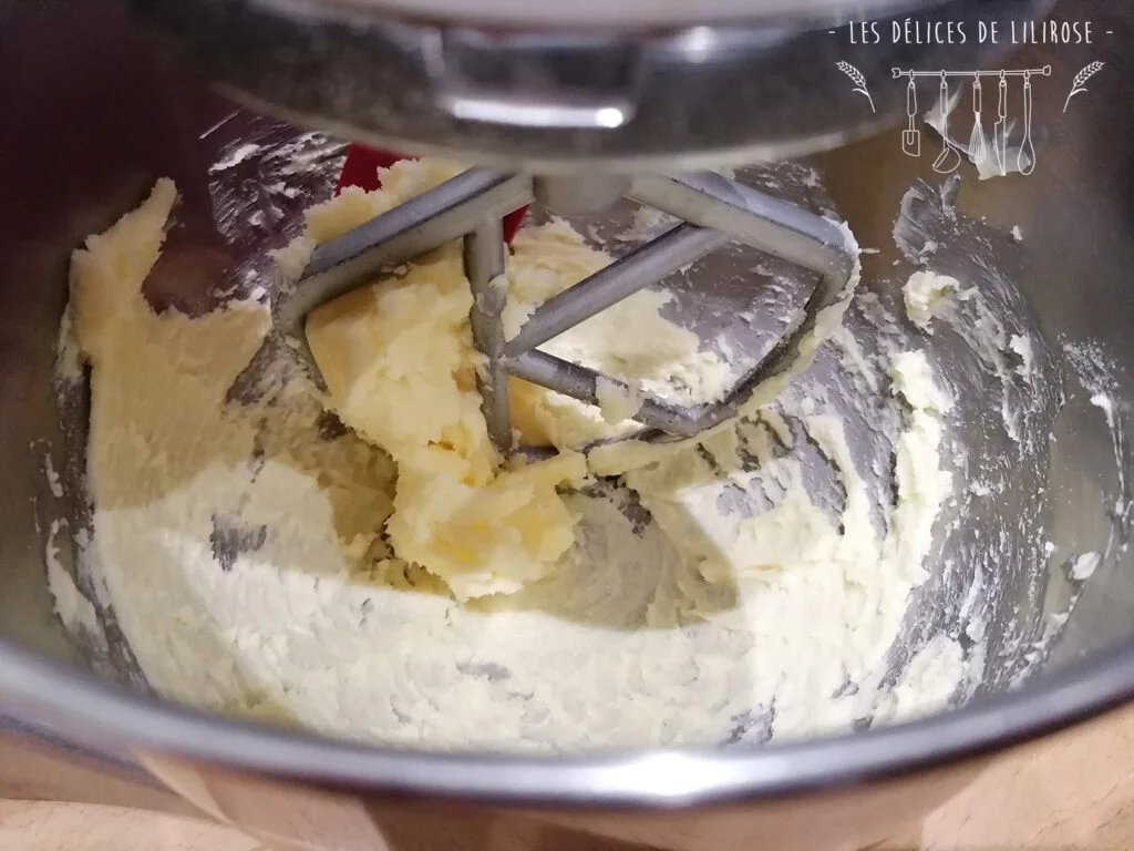 Crémage du beurre avec le sucre