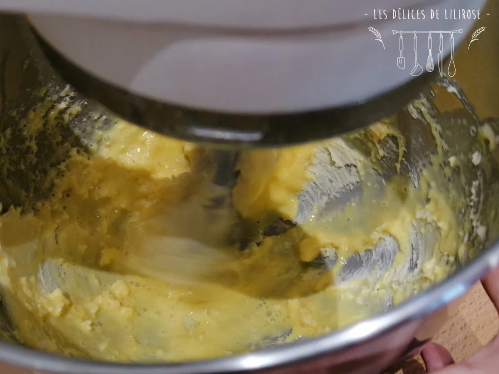 On ajoute le jaune d'oeuf à la pâte