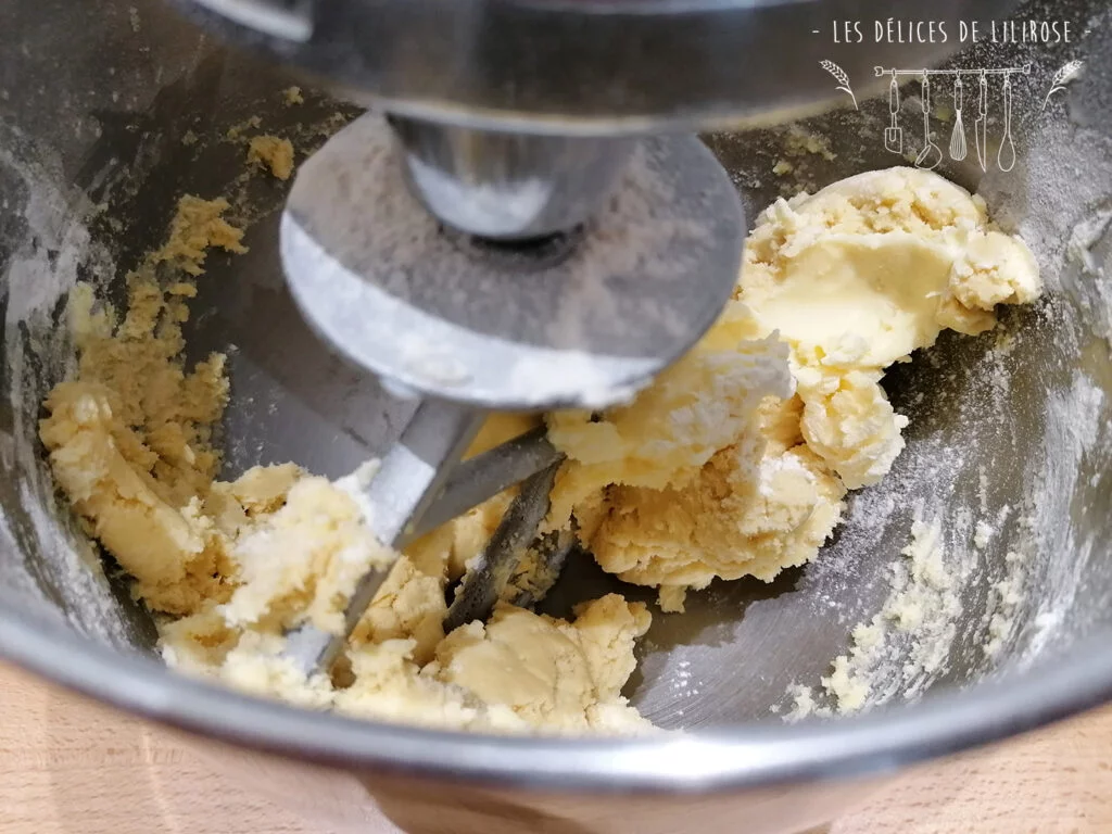 On arrête le robot dès que la pâte s'agglomère.