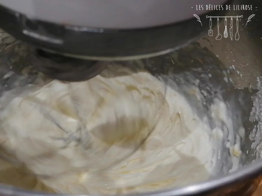On mélange le beurre avec le sucre pour le crémer.