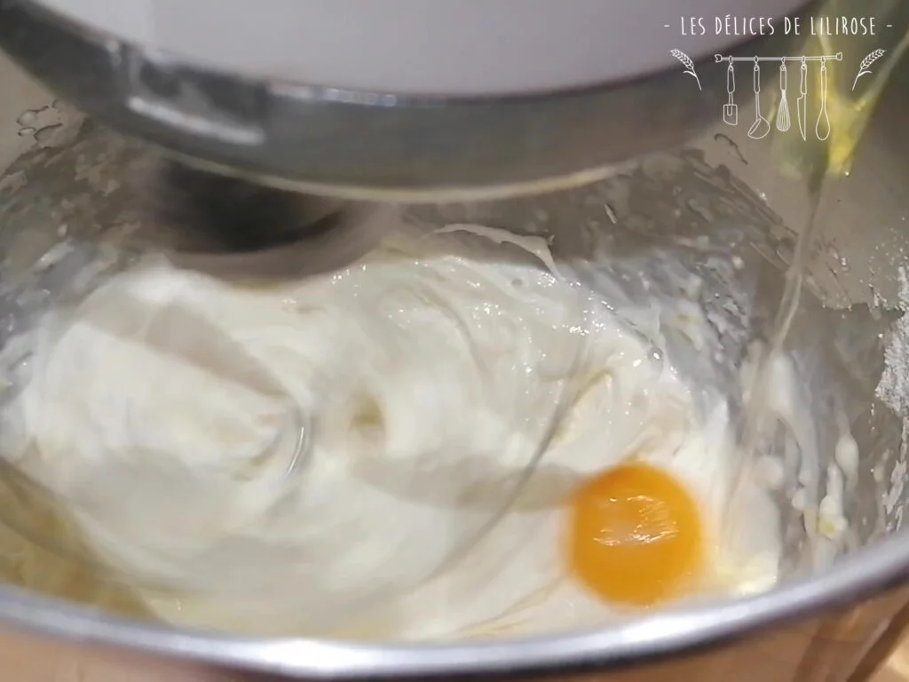 Ajout des oeufs au beurre crémé