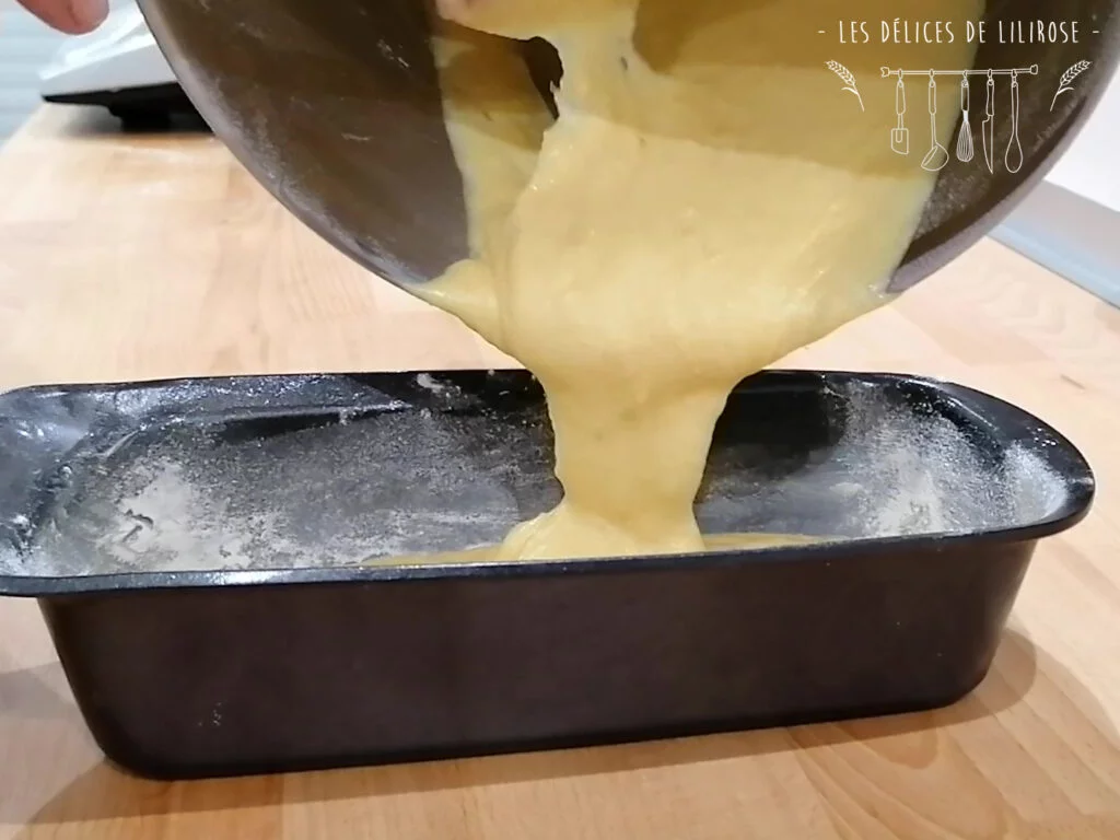 On verse la pâte dans un moule