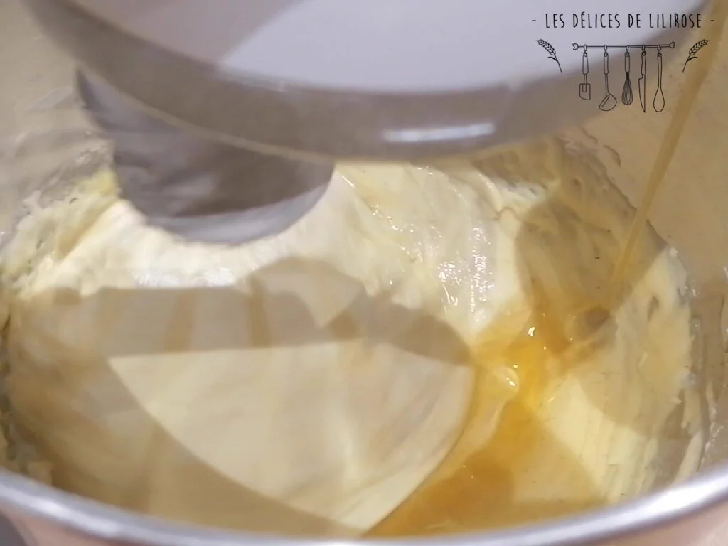 On ajoute le beurre fondu tiède à la pâte à madeleines