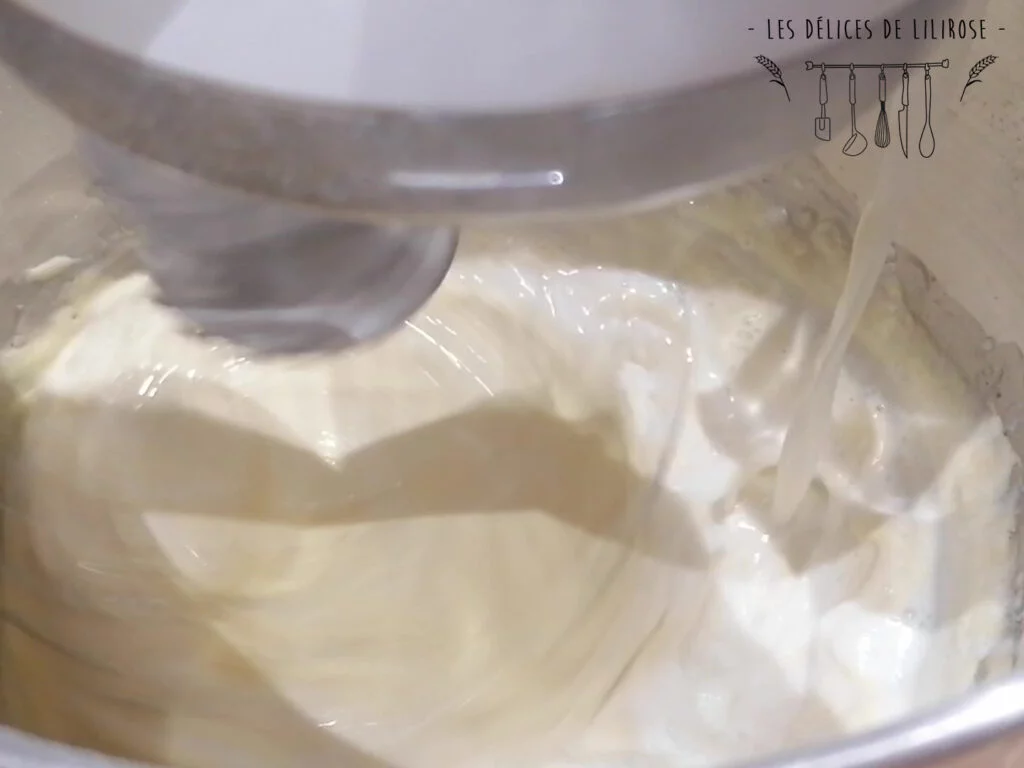 On ajoute le lait à la préparation de pâte pour madeleines
