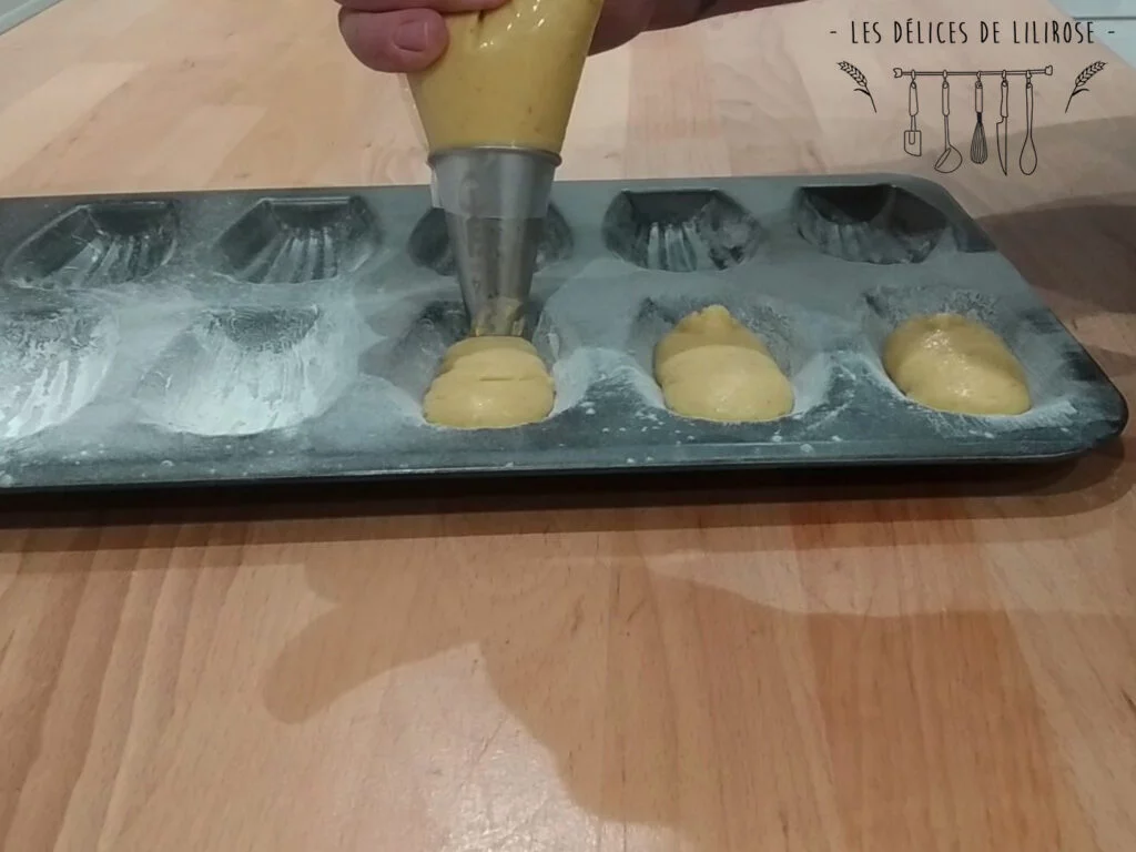 Remplissage des empreintes du moule à madeleines