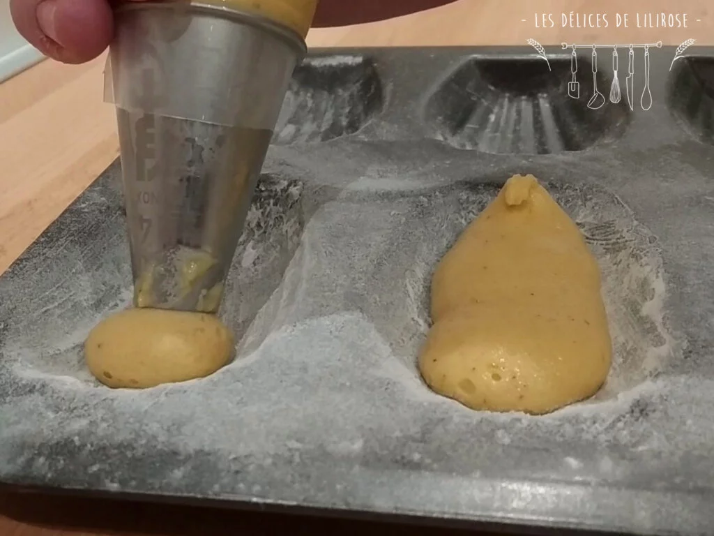 Remplisage des empreinte du moule à madeleines