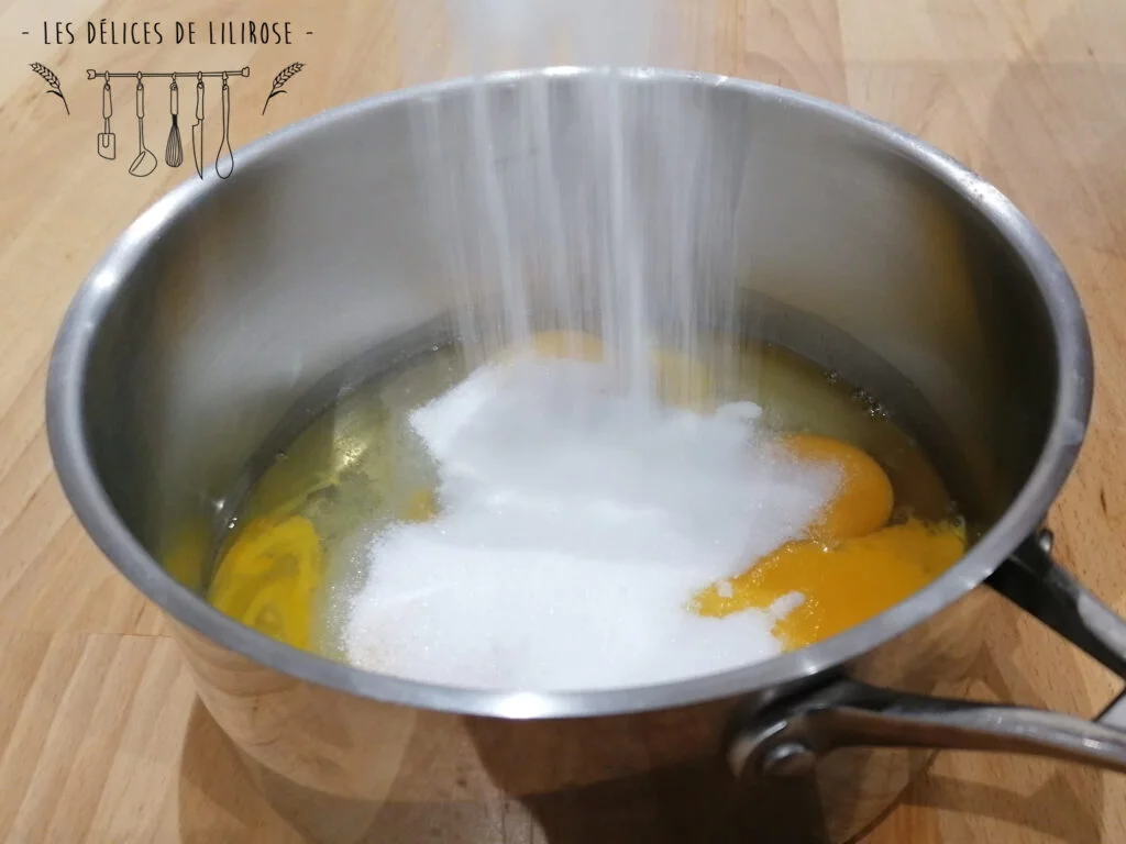 Mélange du sucre et des oeufs