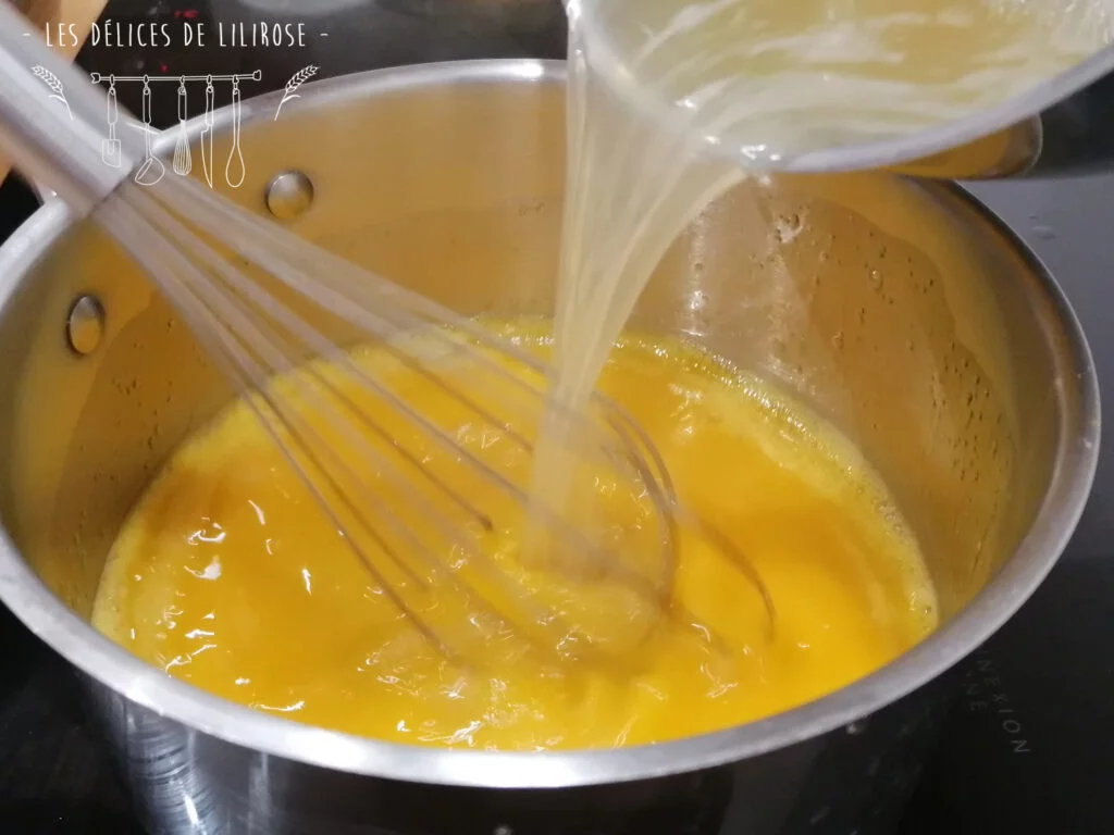 On ajoute le sirop de citron aux oeufs blanchit