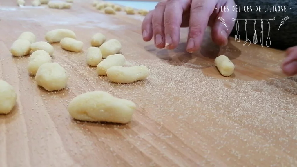 On faconne les gnocchi entre ses doigts et le plan de travail