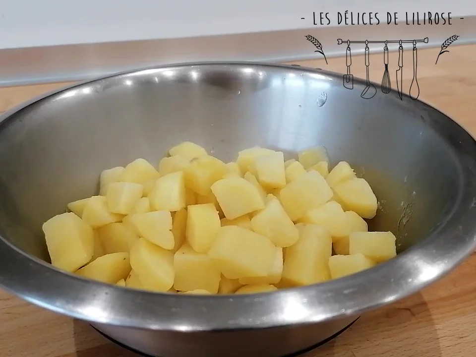 Les pommes de terre cuites à l'eau, prêtes à être pressées.