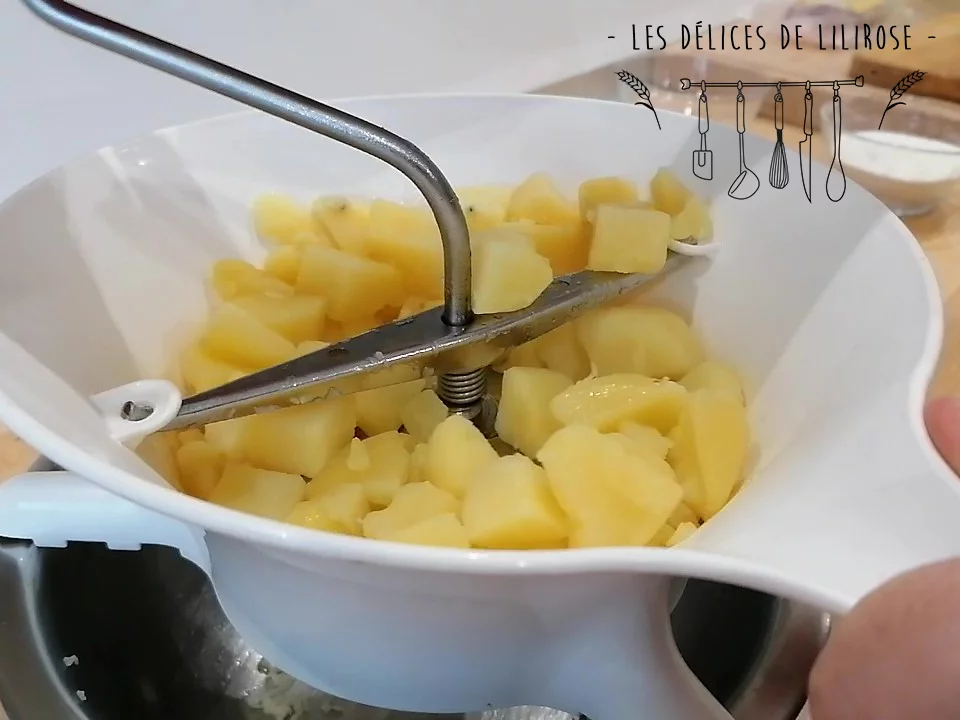 On presse les pommes de terres cuites