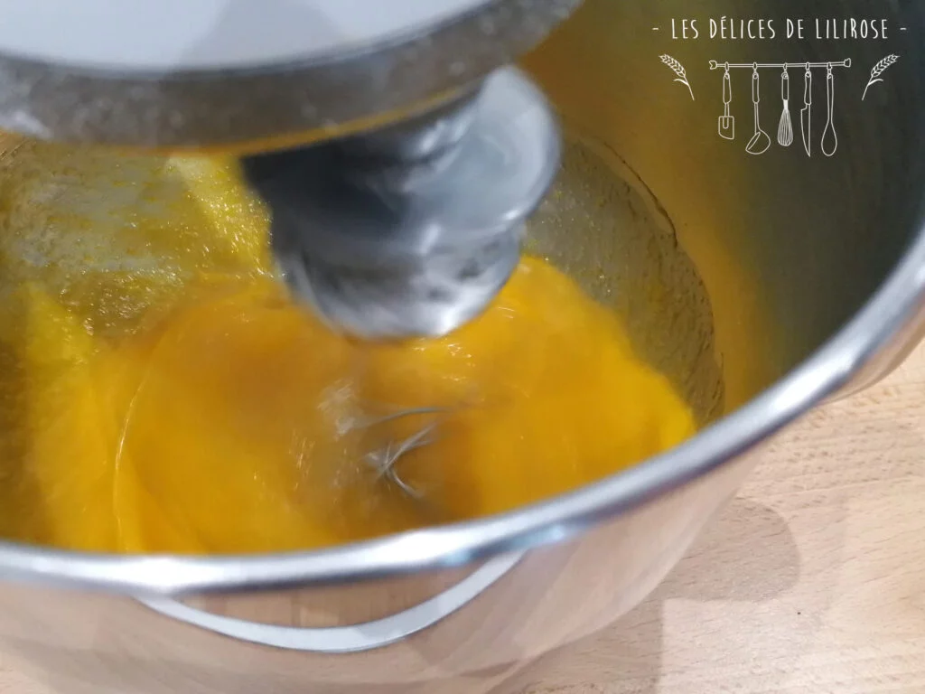 On blanchit les oeufs avec le sucre dans le bol du robot