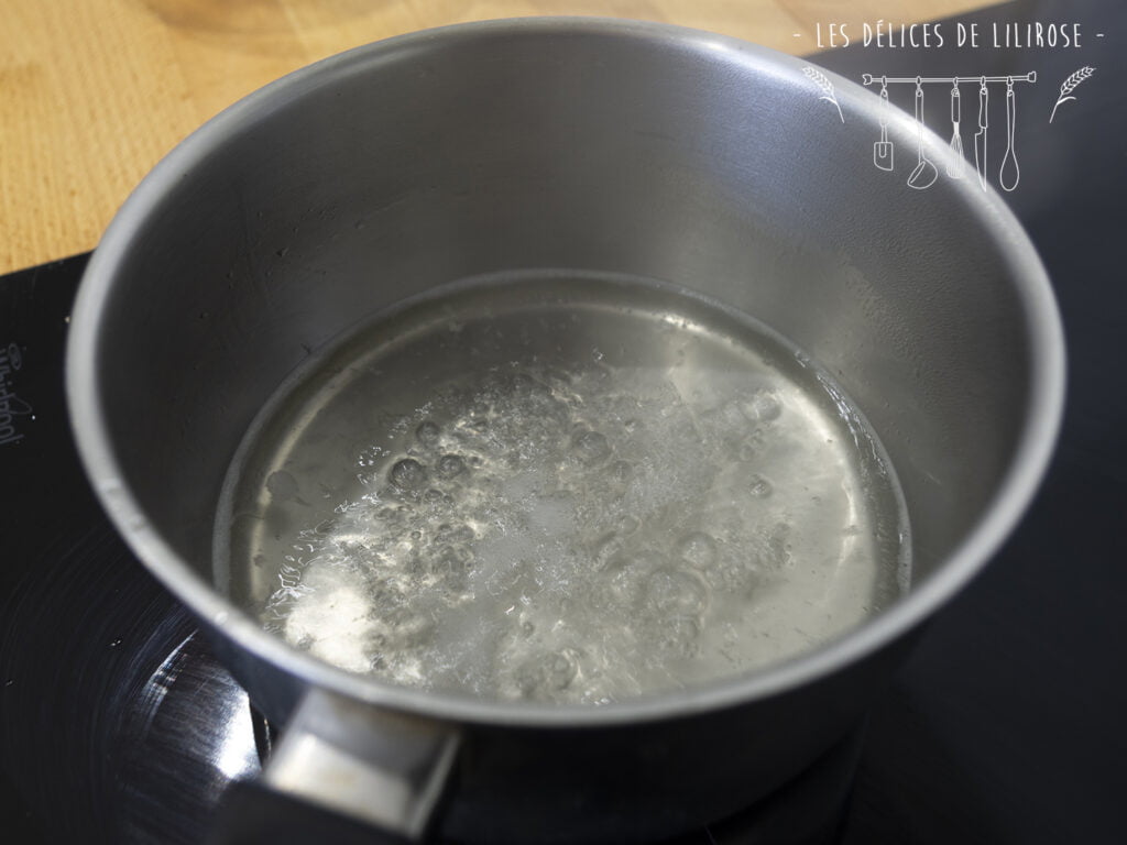 On porte les ingrédients du sirop à ébulition dans une casserole.