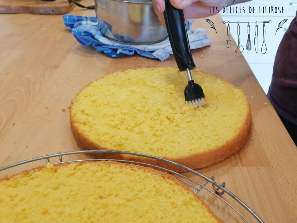 On imbibe la génoise avec le sirop.