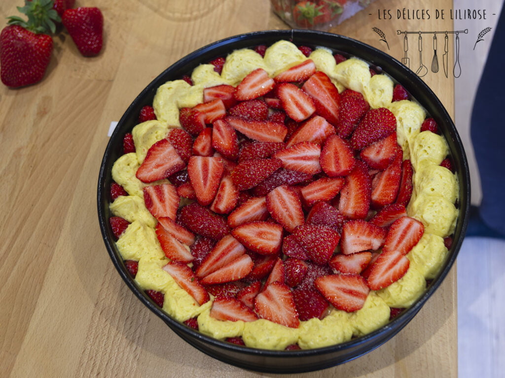 Tapissez votre génoise de crème et ajoutez les fraises