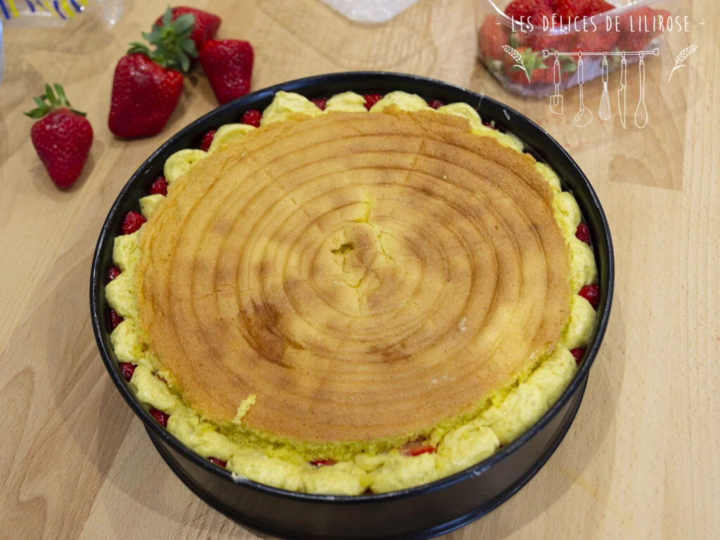 Recouvrez de crème et déposer le deuxième disque de génoise. Appuyez légèrement pour que le tout adhère bien.