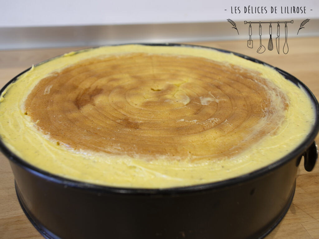 Recouvrez d’une fine couche de crème afin de coller la pâte d’amande sur la génoise. Réservez l’entremet au frigo 3 heures afin que la crème durcisse.