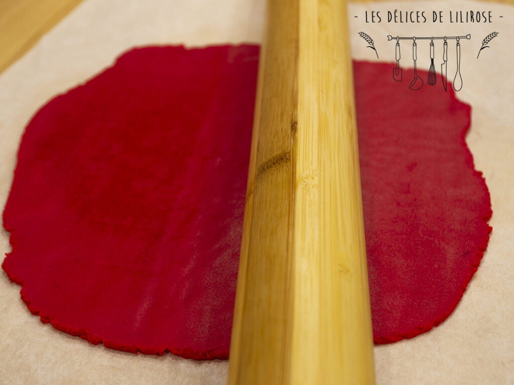 Etalez finement la pâte d’amande (personnellement je l’ai coloré en rouge)