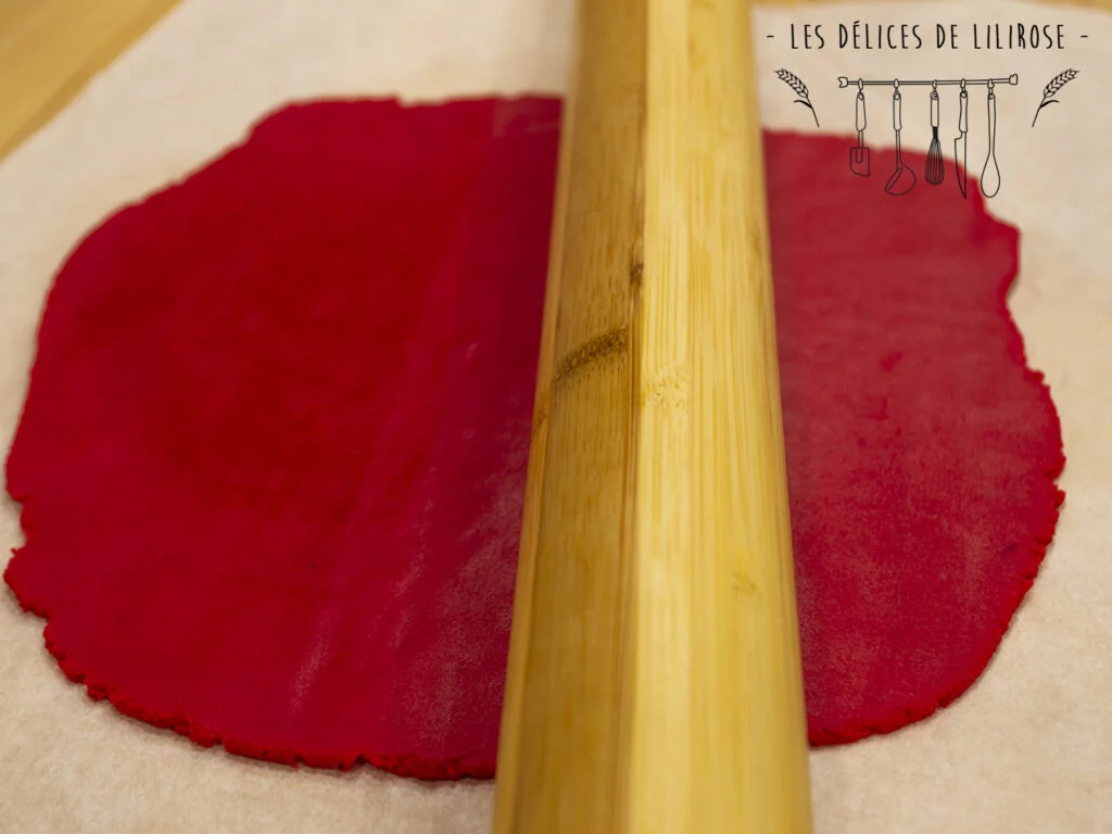 Etalez finement la pâte d’amande (personnellement je l’ai coloré en rouge)