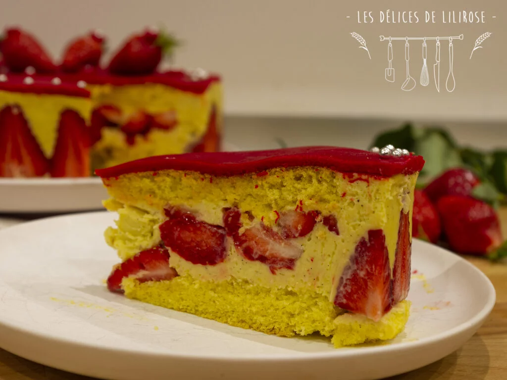 Un délicieux fraisier traditionnel.