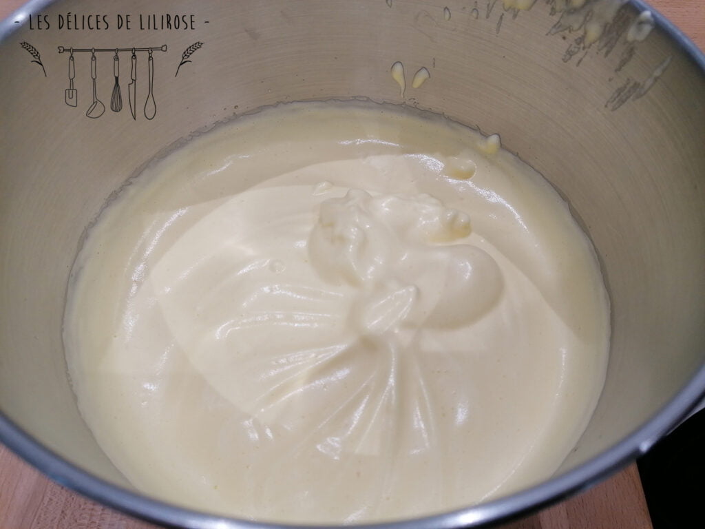 On bat le mélange pour obtenir une belle mousse