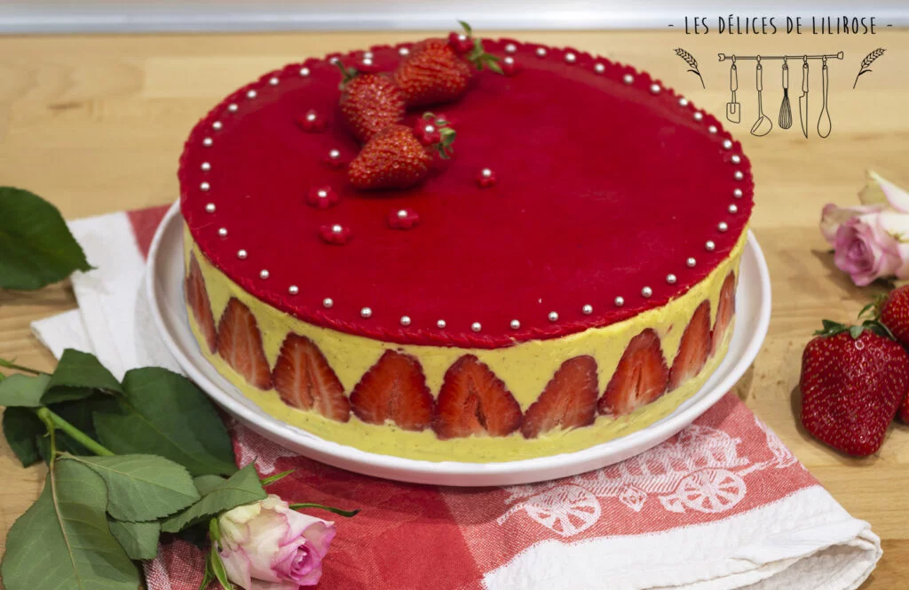 Un délicieux fraisier traditionnel.