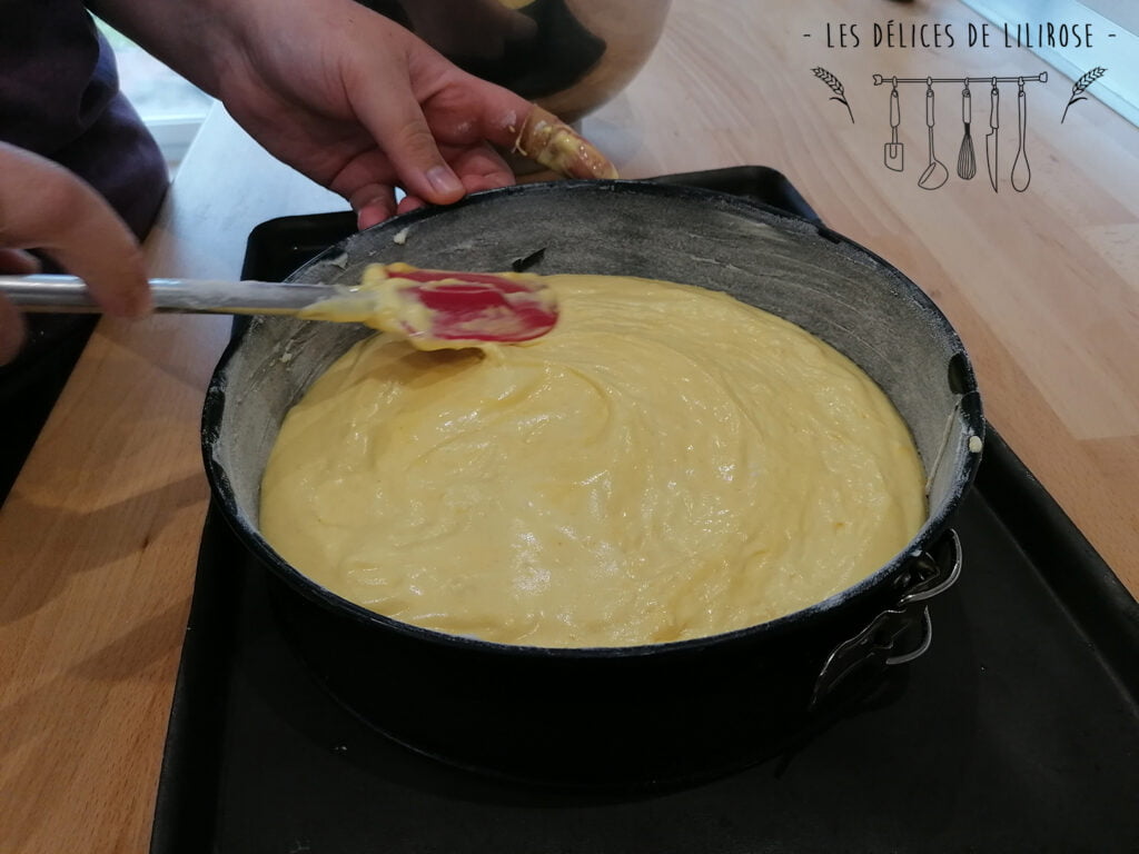 On chemise le moule et on prépare pour la cuisson