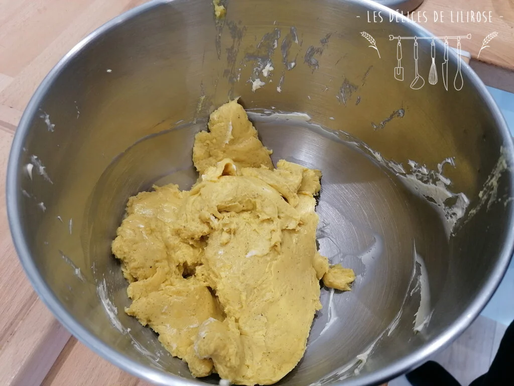 Une fois froide, on incorpore le beurre à la crème.