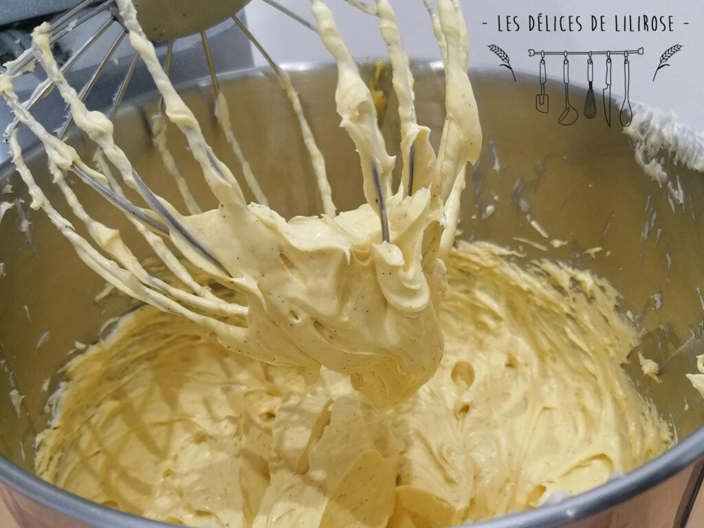 On bat la crème pâtissière et le beurre au robot pour faire la crème mousseline