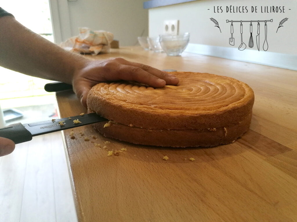 On découpe la génoise en deux dans l'épaisseur.