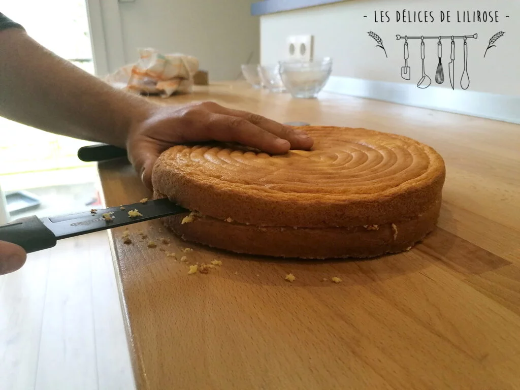 On découpe la génoise en deux dans l'épaisseur.